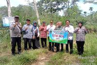 Poto Bersama Unsur Tripika Bersama Pemdes Desa Air Baus II Dilokasi Titik Nol Kegiatan DD