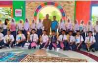 Kadisdik menyerah kan piala O2SN tingkat kabupaten Bu 