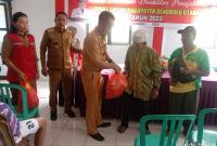 Kepala Dinas Sosial meyerahkan bantuan secara simbolis kepada warga penerima bantuan 