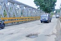  Jembatan penghubung Rawa Makmur dan Kampung Kelawi.