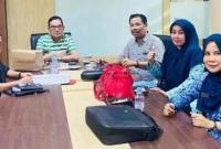 Anggota Komisi II DPRD Provinsi Bengkulu Usin Abdisyah Putra Sembiring menyambut kedatangan sejumlah guru di ruang rapat Komisi II DPRD Provinsi Bengkulu, Senin, (29/05/2023).