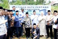 Bupati Kepahiang  Hidayattullah Sjahid melakukan peletakan batu pertama pembangunan Masjid Al Ikhlas di Desa Suka Merindu, Kecamatan Kepahiang, Sabtu (4/2/2023).