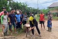 Mega Sulastri S.Sos merupakan Anggota Dewan Perwakilan Rakyat Daerah (DPRD) Provinsi Bengkulu dari Fraksi Partai Golongan Karya (Golkar), membantu generasi muda Desa Padang Rambun dalam membangun sarana dan prasarana lapangan voli  Foto/Dok BT
