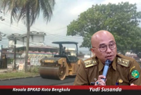 Kepala BPKAD Kota Bengkulu Yudi Susanda dan Gambar Proyek Pembangunan Jalan Hibrida Foto/Dok Redaksi