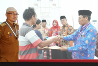 Penyerahan Bantuan Pemindahan Makam Kepada Ahli Waris Foto/Dok