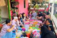 Usin dan Ibu-Ibu Kader Lingkungan Nongkrong Bareng bahas Cara Pengelolaaan Limbah Organik Foto.Dok