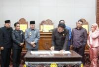 Paripurna DPRD Provinsi Bengkulu Ketok Palu = Setujui Raperda Pajak Daerah dan Retribusi Daerah