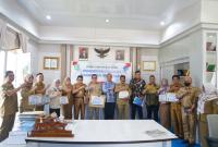 Bupati Kepahiang Dr. Ir. Hidayattullah Sjahid MM, IPU langsung menerima piagam tersebut dari Ketua Ombudman RI Perwakilan Bengkulu Herdy Puryanto di ruang kerja Bupati Kepahiang, Senin pagi (6/2/2022).