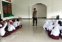 Wakapolsek Padang Jaya Polres Bengkulu Utara Ipda Sunarto yang melaksanakan sosialisasi kepada pelajar di sekolah SMPN 27 Bengkulu Utara Desa Marga Sakti Kecamatan Padang Jaya kabupaten Bengkulu Utara, Senin, (10 Juli 2023).