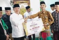 Gubernur Bengkulu, Rohidin Mersyah, kembali menyerahkan bantuan pembangunan rumah ibadah di Kabupaten Seluma pada Senin (27/3/2023).