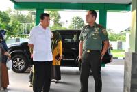 Koordinator Bidang KB-KR Perwakilan BKKB Prov Bengkulu Zainin bersama Dandim 0425/Seluma