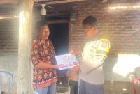 Pemberian Bantuan Beras oleh Bhabinkamtibmas  Polres Bengkulu Tengah untuk Warga  Kurang Mampu di Desa Keroya