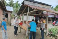 Bhabinkamtibmas Briptu Roby S dan Warga Gotong-Royong Bangun Pos Kamling di Desa Simpang Pino, Bengkulu Selatan