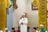 Gubernur Bengkulu Rohidin Mersyah melaksanakan Sholat Isya dan Tarawih di Masjid Raya Baitul Izzah, Padang Harapan Bengkulu, pada hari Jumat (7/4).