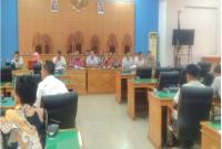 Rapat Kerja DPRD Bengkulu Utara Provinsi Bengkulu bersama eksekutif agenda pembahasan terhadap Raperda tentang perlindungan LP2B, di gedung rapat paripurna, Sabtu (8/4/2023).