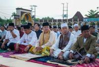Gubernur Bengkulu Rohidin Mersyah dan Ketua DPRD Provinsi Bengkulu Ihsan Fajri rayakan Idulfitri 1 Syawal 1444 Hijriyah. Diawali shalat eid di Masjid Raya Baitul Izzah Bengkulu, Sabtu (22/04). 