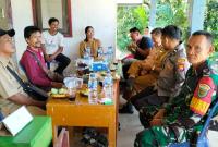 Kepala Desa Banyu Kencana Gusti Ayu Kartini, Sedang Koordinasi dengan pihak-pihak terkait di sela-sela pelaksanaan Pemilihan BPD. 