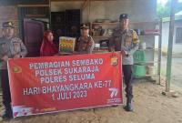 Iptu Prengki Sirait, S.H., di dampingi personel melaksanakan giat pemberian Bantuan Sembako, Rabu (14/06/2023).