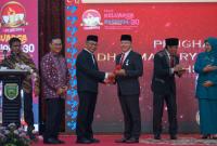 Menko PMK Muhadjir Effendy didampingi Kepala BKKBN RI Hasto Wardoyo serahkan Penghargaan di Griya Agung di Rumah Dinas Gubernur Sumatera Selatan, Selasa Malam (4/7/2023)