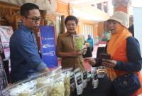 (Ki-ka) Regional Group Head XL Axiata East Region, Dodik Ariyanto, Staf Ahli Pembangunan, Kesejahteraan Rakyat dan Sumberdaya Manusia Kota Malang, Drs. Alie Mulyanto, MM dan salah satu peserta pelatihan UMKM perempuan yang diselenggarakan oleh XL Axiata bersama sejumlah mitra di Malang, (6/11). 