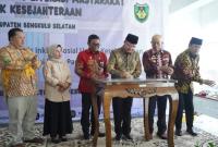 Gubernur Bengkulu Rohidin Mersya meresmikan Gedung Layanan Perpustakaan Kabupaten Bengkulu Selatan, yang terletak di Lapangan Sekundang Manna Kabupaten Bengkulu Selatan pada Kamis (14/12).