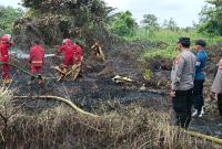 Polisi Bantu Padamkan Titik Api di Muara Bangkahulu,Disebabkan Oleh Pembakaran Sampah