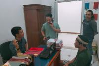 Sat Reskrim Polres Kaur Polda Bengkulu, menyerahkan dua orang tersangka pencurian dengan kekerasan, ke Jaksa Penuntut Umum (JPU) Kejakasaan Negeri Kaur, pada hari Jumat (22/09/23).