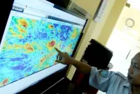 Petugas BMKG menunjukkan wilayah rawan bencana saat musim hujan.
