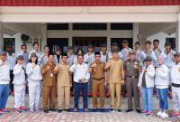 Ketua Pengprov FORKI Bengkulu Muharamin saat memberikan semangat karateka yang akan berlaga ke Pra PON. Foto: Dok