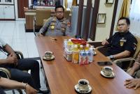 Pertemuan Kapolres, Media dan LSM di ruang kerja Kapolres Mukomuko, berdiskusi soal penanganan kasus pencurian sawit, premanisme dan keamanan dan ketertiban jelang pemilu 2024, Kamis 6/7/2023