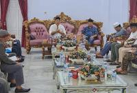 Bupati Seluma Erwin Octavian didampingi Wakil Bupati Seluma Gustianto saat memimpin rapat Persiapan HUT ke-20 Kabupaten Seluma yang jatuh pada  23 Mei 2023,  di Gedung Daerah Serasan Seijoan, Selasa(25/4/2023).