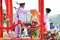 Walikota Helmi Hasan saat terima Bendera Merah Putih Upacara HUT RI Ke 78 DI kota Merah Putih