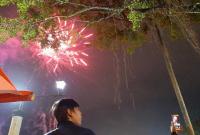 Ilustrasi mainkan kembang api.