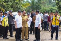 Presiden Joko Widodo meninjau pembangunan jalan Inpres di Kabupaten Bengkulu Utara.