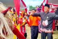 Jonaidi SP saat Foto Bersama Suku Jawa Main Kuda Lumping