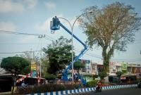 Pemasangan lampu PJU di Kota Bengkulu (foto: BE/dok)