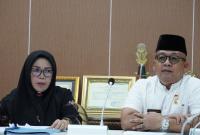 Asisten I Eko Agusrianto bersama dengan Kepala DP3AP2KB Dewi Dharma, Kepala Disnaker Firman Romzie, dan beberapa perwakilan OPD terkait di ruang Hidayah 2. /foto: mckb)