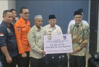 Penyerahan bantuan sosial.