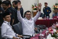 Ketua Umum Partai Perindo Hary Tanoesoedibjo (kanan) bersama Ketua Harian Nasional DPP Partai Perindo Tuan Guru Bajang (TGB) Muhammad Zainul Majdi (kiri) menyapa petugas KPU saat pengajuan berkas bakal calon legislatif (bacaleg) Pemilu 2024 di Kantor KPU, Jakarta, Minggu (14/5/2023)