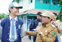 Wawali Bengkulu Berikan KTP dan Jaket Istimewa  Kepada Siswa SMKN 01 Kota  Dalam kegiatan pelaksanaan upacara bendera yang digelar di SMKN 01 Kota Bengkulu pada Senin (6/3) (foto: Mc Kota)Bengkulu
