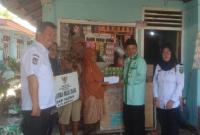Musniar (61), warga Jalan Cendana RT 2 RW 1 Kelurahan Sawah Lebar Baru, menerima bantuan modal usaha dari BazNas (foto: baznas)