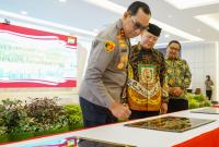 saat penanda tanganan peresmian gedung oleh Gubernur dan Kapolda Bengkulu 