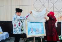 Buku Bengkulu Hebat karangan Gubernur Lulusan terbaik Universitas Gajah Mada (UGM) Prof. Dr. drh. H. Rohidin Mersyah, MMA segera didaftarkan di Perpustakaan Digital Nasional (iPusnas). (Foto:dok/Ist)