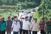 Gubernur Bengkulu Rohidin Mersyah saat kunjungannya ke Pulau Enggano meninjau progres pembangunan infrastruktur di pulau terluar.