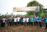 Gubernur Bengkulu Rohidin Mersyah bersama Danrem 041/Gamas Brigjen TNI Rachmad Zulkarnaen melakukan kunjungan kerja ke Pulau Enggano pada hari Jum'at (24/5). 