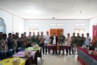 Gubernur Bengkulu Rohidin Mersyah dan Danrem 041/Gamas Brigjen TNI Rachmad Zulkarnaen menyempatkan diri untuk bertemu dengan aparat Desa Banjarsari, Kecamatan Enggano, pada hari Jumat (24/5).