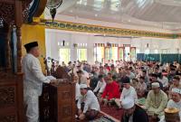 Bupati Seluma melaksanakan shalat Idul Adha 1445 H/2024 M di Masjid Agung Baitul Falihin Seluma, pada Senin (17/6/2024). 
