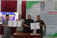 Bupati Seluma menandatangani piagam kesepakatan antara Pemerintah Kabupaten Seluma dengan Kejaksaan Negeri Seluma dan Badan Pertanahan Nasional (BPN) pada Selasa (16/7/2024).