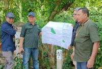 Pemasangan pal batas defenitif kawasan hutan yang dilakukan Dinas LHK Provinsi Bengkulu dan tim gabungan, disesuaikan dengan hasil pemetaan. (Aldo~PenaRafflesia.Com)