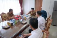 Plt Gubernur Rosjonsyah sewaktu membahas rencana jaminan sosial untuk petugas Adhoc Pilkada Serentak 2024. (Anasril-PenaRafflesia.Com)